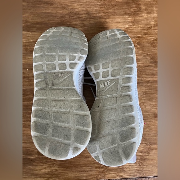 Nike Roshe Shoes - Picture 7 of 7